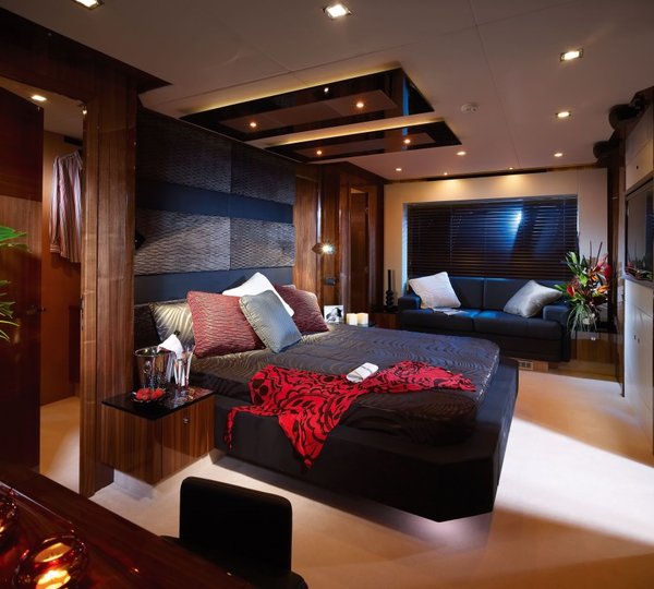 Sunseeker Predator 84 ALVIUM - Master Cabin