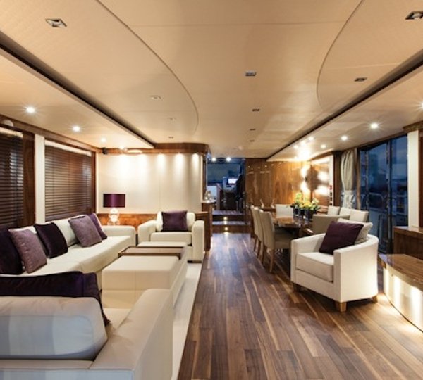 Sunseeker super yacht HIGH ENERGY - Saloon