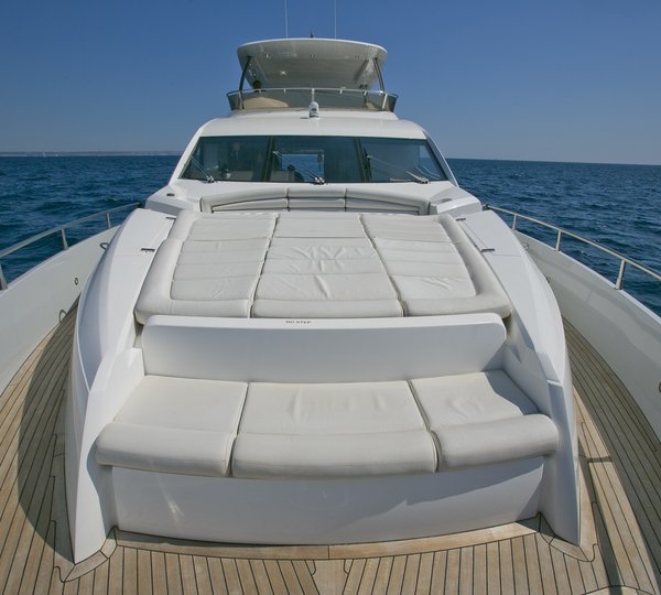 Sunseeker yacht 73M - Foredeck sunpads