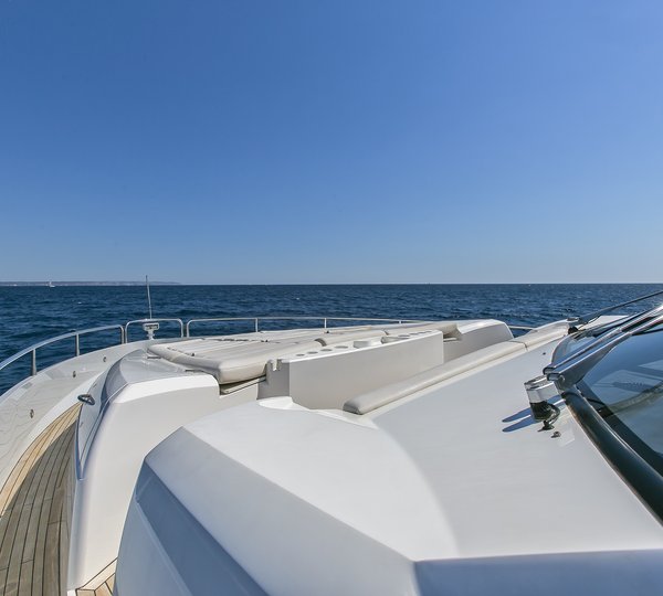 Sunseeker yacht 73M - Foredeck view forward