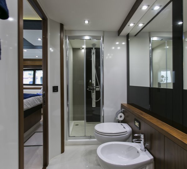 Sunseeker yacht 73M - Master ensuite