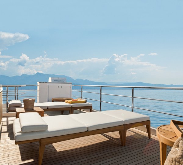 Super Yacht Azimut Grande 95RPH Flybridge