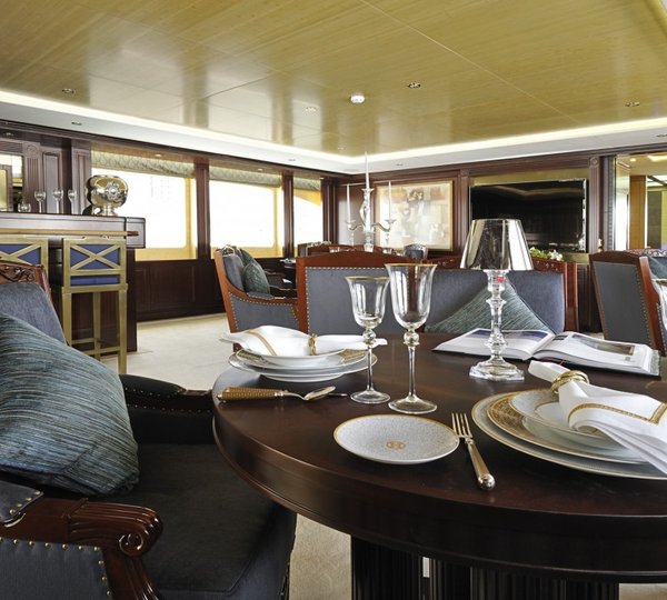 Super yacht Lady Tahiti - upper deck dining
