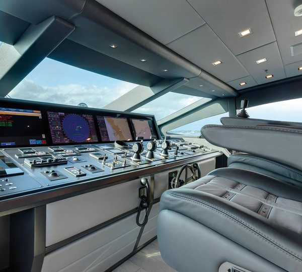 Super yacht Moonraker - Wheelhouse