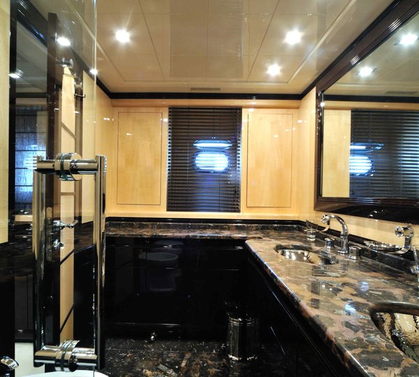 Super yacht Rush - bathroom