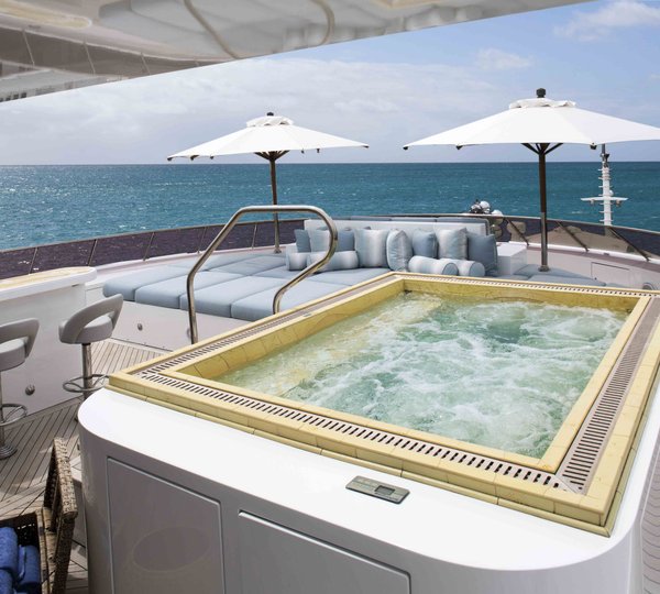 Super yacht UNBRIDLED - Jacuzzi