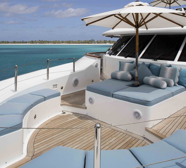 Super yacht UNBRIDLED - Portuguese deck