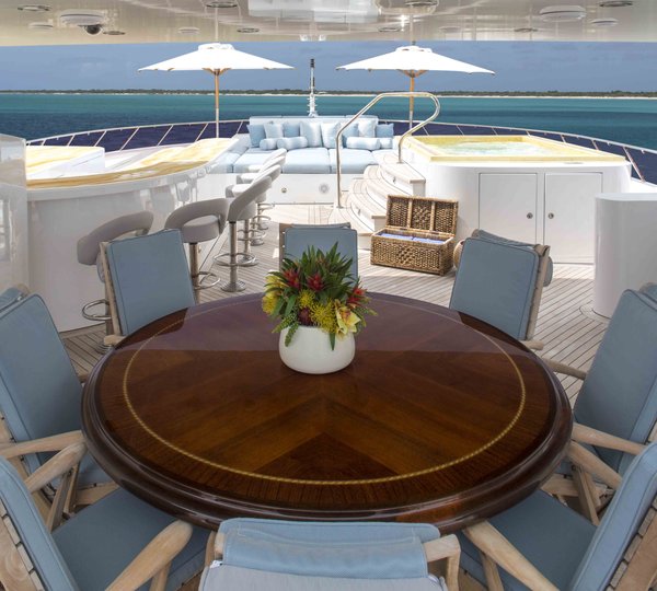 Super yacht UNBRIDLED - Sundeck dining
