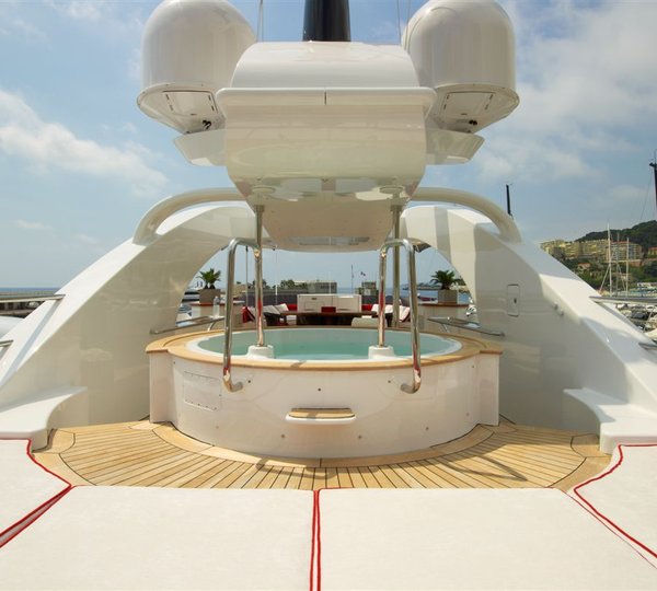 Superyacht 360 -  Sundeck Spa Pool