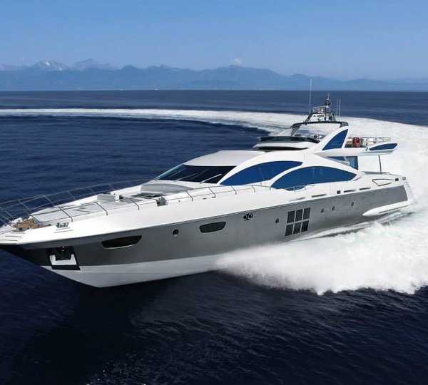 Superyacht Azimut Grande 120SL at full speed