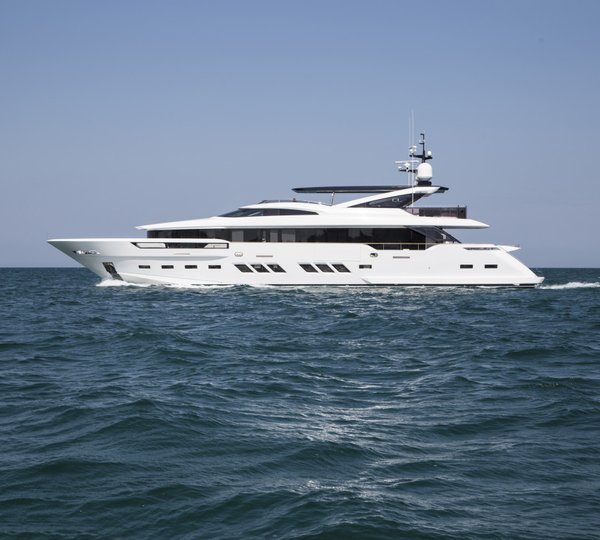Superyacht Dreamline 34m underway