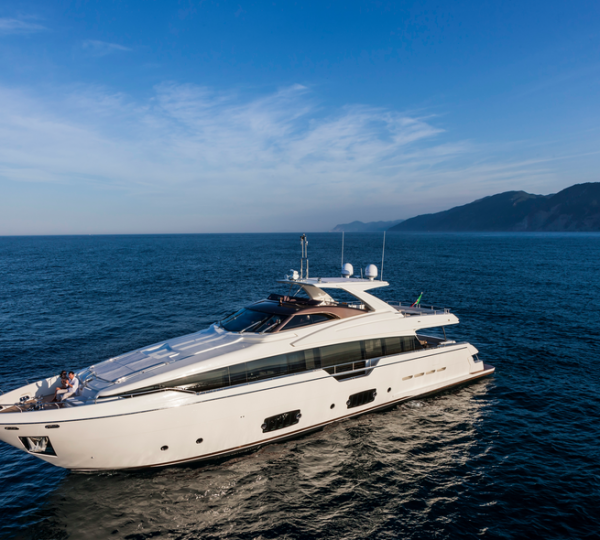 Superyacht Ferretti 960