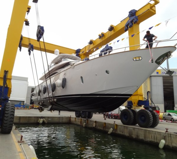 Superyacht Maiora 24S hitting the water