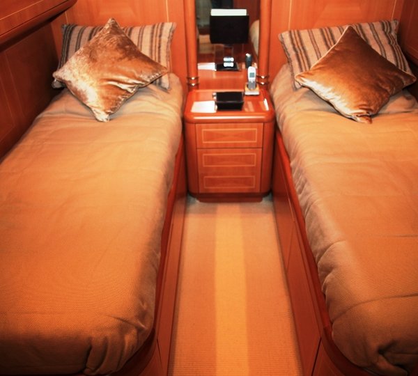 THE STORM 1 - Twin Cabin