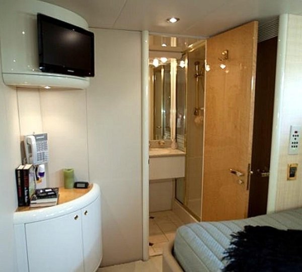 TRES HERMANOS III  -  Starboard Guest Cabin and bath