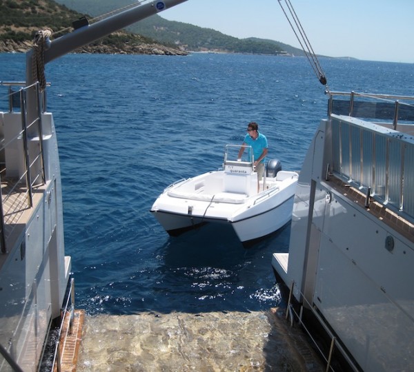 Tender lift platform - Motor Yacht QUARANTA