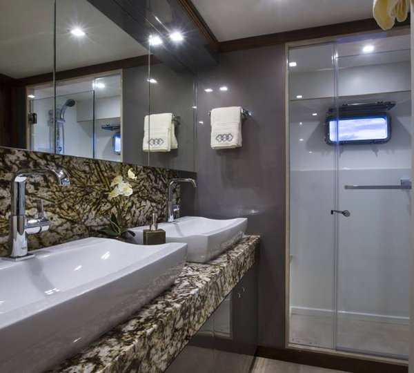 Ti Punch Yacht - Bathroom