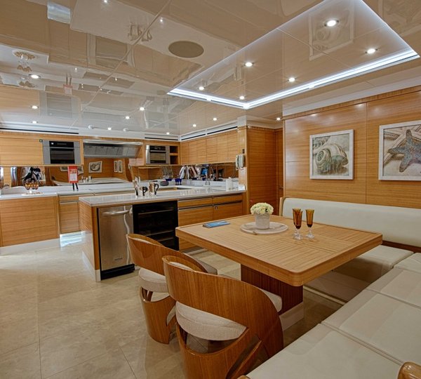 UAQ 1 Yacht - Galley