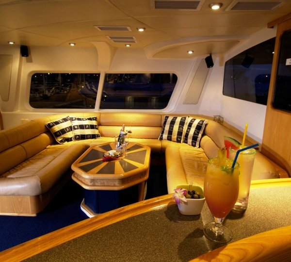 ULTIMATE LADY Upper Salon Loung