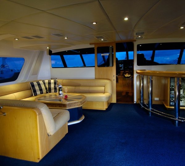 ULTIMATE LADY  Upper Salon