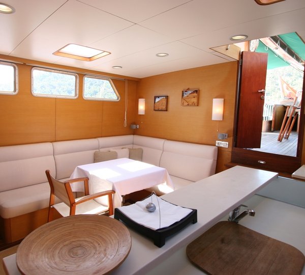 VONGOLE - Salon looking aft