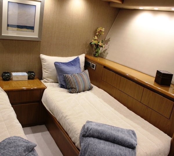 Viking motor yacht MUSTANG SALLY - Twin cabin