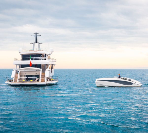 W150 by Wider - GENESI beach club and Wider 32 Tender