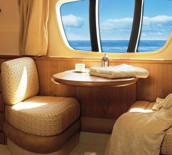 Wini - Master Cabin seating