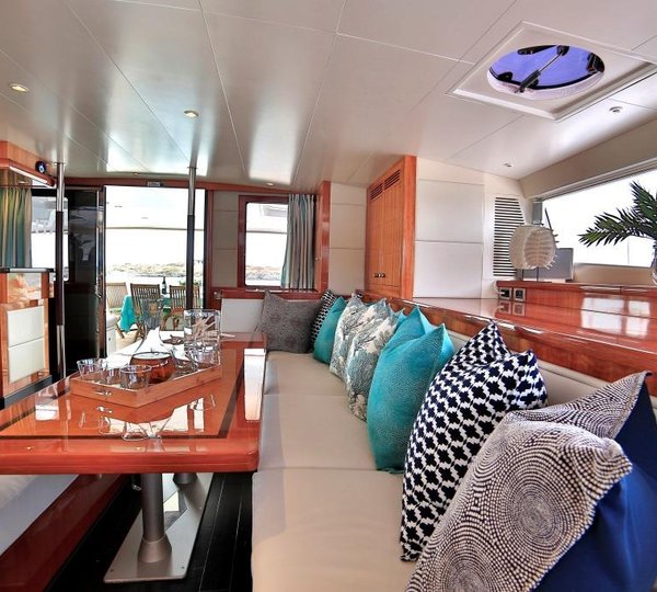 Worlds End - Salon dining