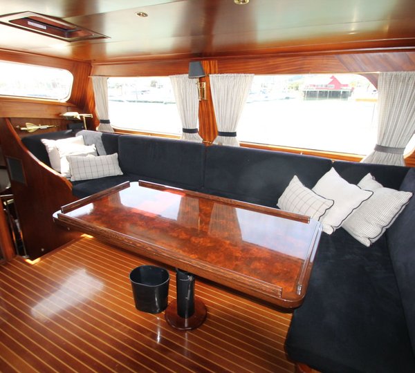 YONDER STAR - Pilot house seating