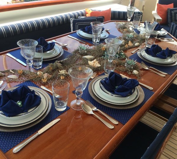 Yacht  REFLECTIONS - Aft deck dining