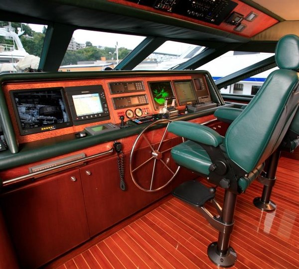 Yacht  REFLECTIONS - Bridge