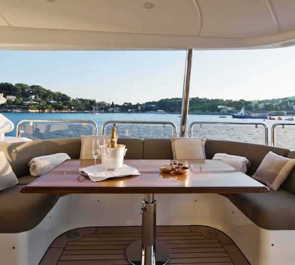 Yacht AFRICAN QUEEN -  Bridge Deck Seating