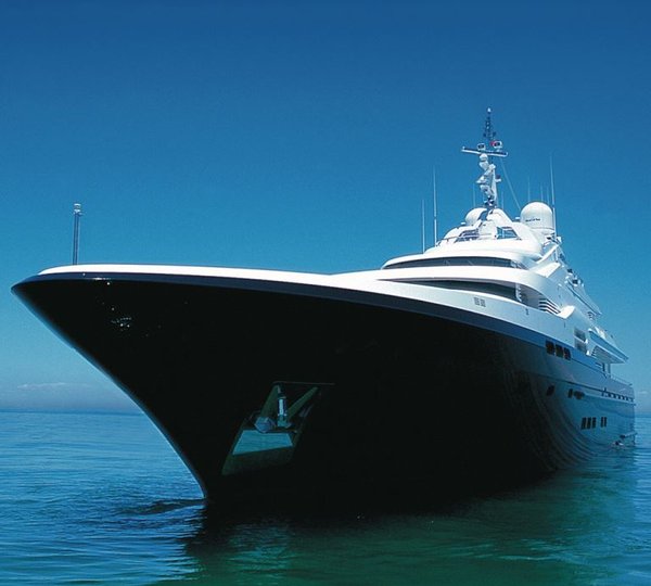 Yacht ALASKA -  Close up