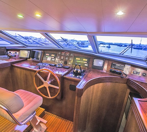 Yacht APANEMIA - Bridge