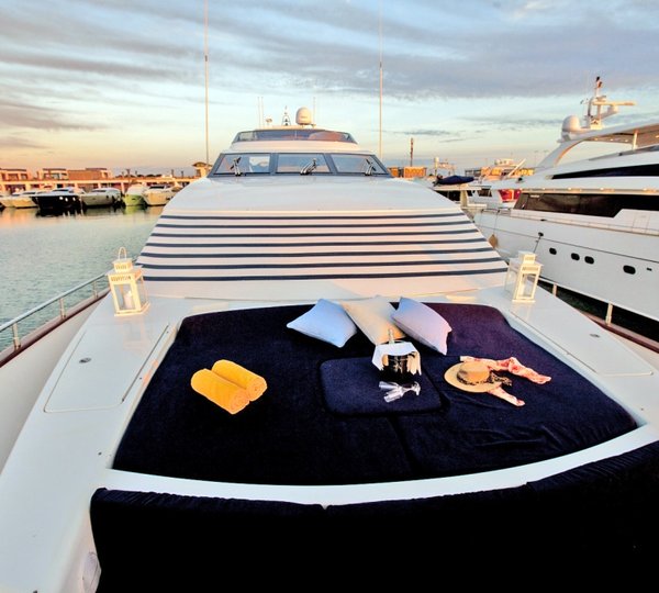 Yacht APANEMIA - Foredeck