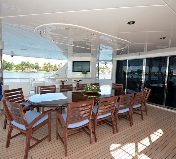 Yacht AQUAVITA - Main Deck Aft Dining