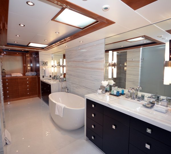 Yacht AQUAVITA - Master Bath