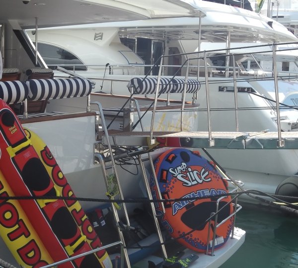 Yacht AVELLA - Water Toys