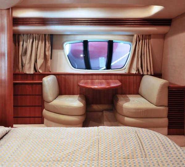 Yacht AZUCENA MARE -  Master Cabin Desk