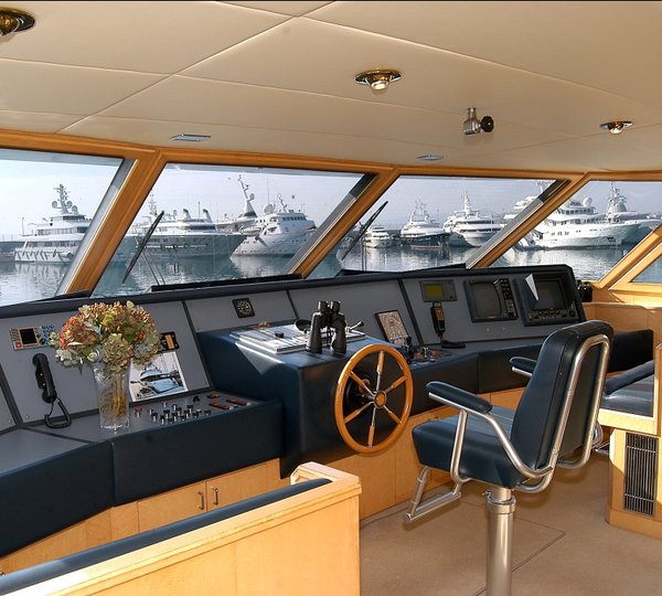 Yacht BELLA STELLA -  Wheelhouse