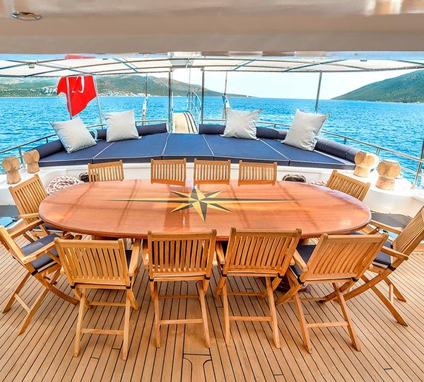 Yacht BELLAMARE - Aft deck Dining