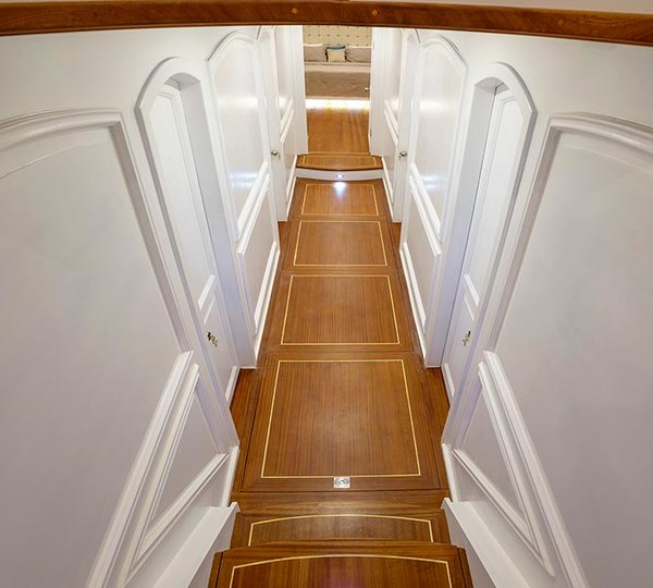 Yacht BELLAMARE - Companionway