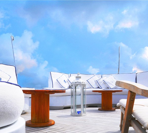 Yacht BENDYCTA - Bridge Deck Seating