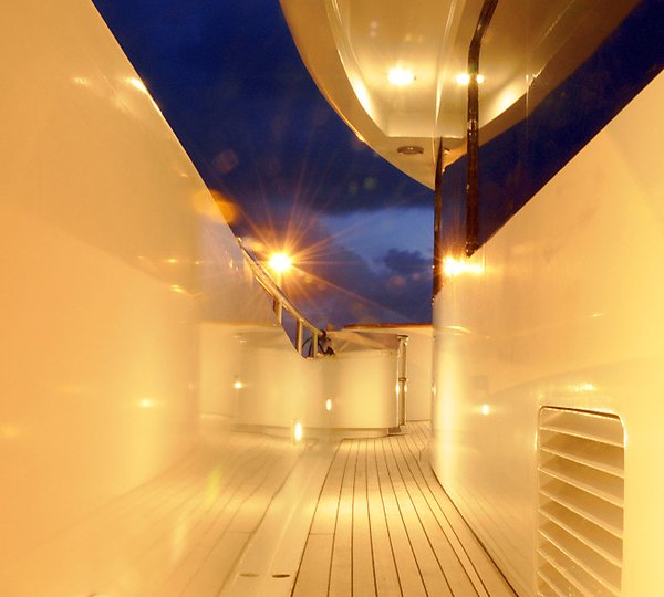 Yacht BENDYCTA - Side Deck 2