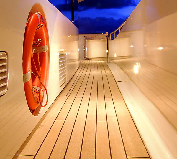 Yacht BENDYCTA - Side Deck