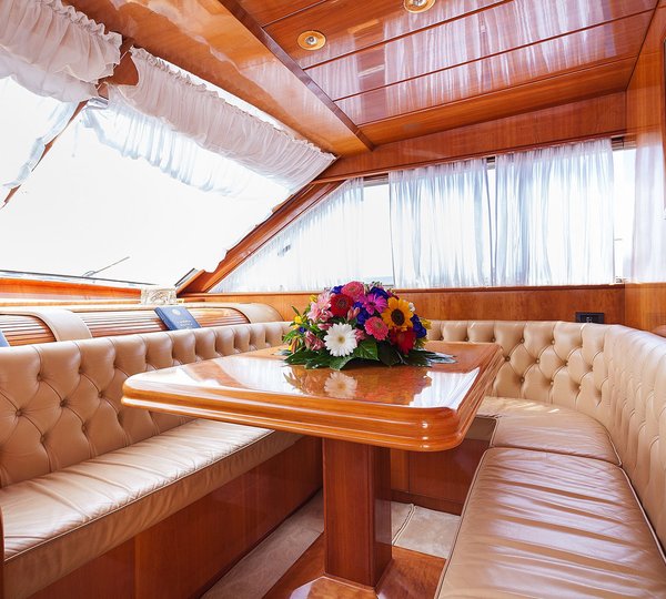 Yacht BERNADETTE - Forward Dining