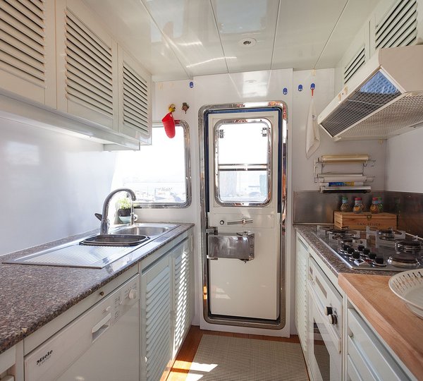 Yacht BERNADETTE - Galley
