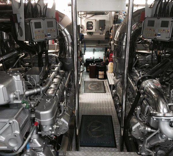 Yacht BIRD OF PREY - Engine room