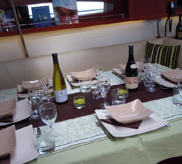 Yacht BLUE PASSION -   Dining Table